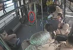 Otobüste yolcunun yanındaki oksijen tüpünün vanası açıldı; panik anı kamerada