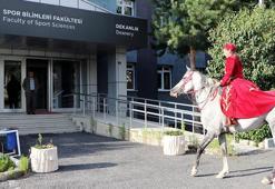 Atlı okçuluk tezini, atıyla götürüp teslim etti