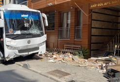 Küçükçekmece'de bahçe duvarını aşan midibüs binaya çarparak durabildi