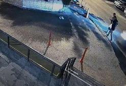 Otomobilin altında kalmaktan son anda kurtuldular; o anlar kamerada