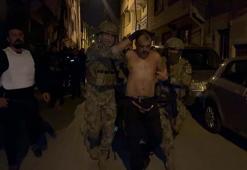 Polis ekibine, evinin penceresinden silah doğrultan şüpheli, operasyonla yakalandı