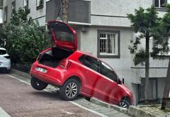 Avcılar’da manevra yaparken merdivenlerde asılı kaldı