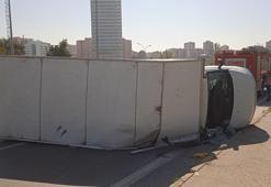 Üsküdar'da eşya taşıyan kamyonet devrildi; şoförün kurtarılma anı kamerada