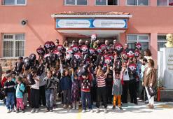 1965 Samsunspor Derneği, ilkokul öğrencilerine çanta hediye etti