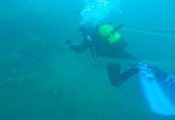 Van Gölü'ne dalışta karşılaştıkları hayalet ağı temizlediler