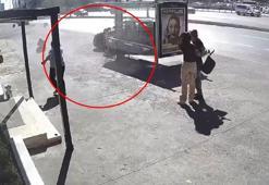 Esenyurt'ta lastiği patlayan otomobil otobüs durağına daldı: O anlar kamerada