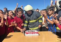 Okula yangın ihbarına gelen itfaiyecilere pastalı sürpriz