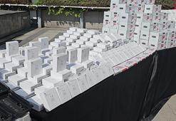 Zeytinburnu'nda 150 milyonluk kaçak telefon aksesuarı emniyette sergilendi