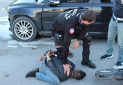 Ehliyetsiz sürücü polisten kaçarken otomobile çarptı; anne ile bebeği yaralandı