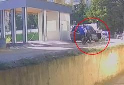 Kartal'da yolda yürüyen kadına çarpıp kaçtı; kaza kamerada