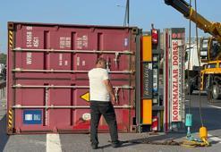 Avcılar D-100 Karayolunda TIR devrildi; yan yol trafiğe kapatıldı