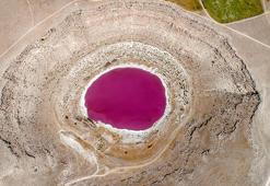 Pembe rengi ile ünlenen Meyil Obruk Gölü tamamen kurudu