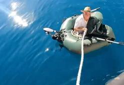 Batmak üzere olan lastik botta mahsur kaldı, sahil güvenlik kurtardı