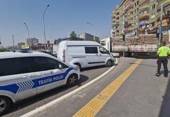 Tomruk yüklü TIR’ın altında kalan yaya öldü