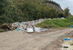 Vahşi depolama alanı dolunca, çöpler yola dökülmeye başlandı