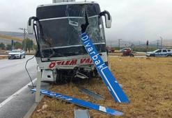 Yolcu otobüsüyle çarpışan traktör ikiye bölündü: 1 ölü, 1 yaralı