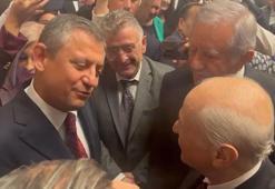 Özel ve Bahçeli ayaküstü sohbet etti