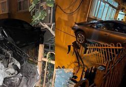 Kağıthane'de hafif ticari aracın çarptığı otomobil bina boşluğunda asılı kaldı