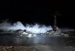 Kastamonu'da dalgalar sahili dövdü; Cide-Bartın yolunu deniz suyu bastı