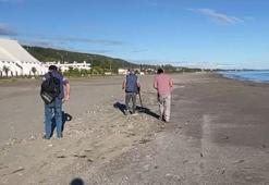 Sahilde dedektörle altın ve madeni para aradılar