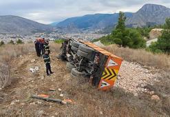 Freni tutmayan kamyon, şarampole devrildi; şoför yaralandı