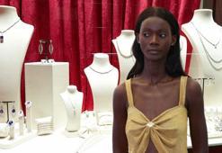 Mücevher Fuarı'ndaki en pahalı ürün olan altın elbise 11,5 milyona satıldı