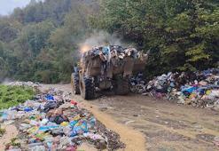 Bartın Irmağı'nın yanındaki yola bırakılan çöpler toplanıyor