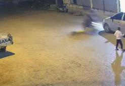 Yolun karşısına geçmeye çalışan çocuğa motosiklet çarptı; o anlar kamerada