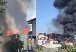 Ataşehir'de 4 katlı binanın çatısı alev alev yandı; patlama anı kamerada