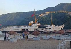 Amasra'da çapası hasar gören restoran vapur karaya oturdu; o anlar kamerada