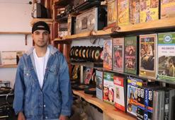 Babasının kaset ve video çalar koleksiyonu ile nostaljik çiğ köfte dükkanı açtı