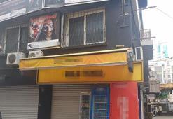 İzmir'de korku evinin reklam amaçlı astığı cansız mankenler toplatıldı