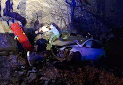 Virajda kontrolden çıkan otomobil yol kenarına yuvarlandı: 2 yaralı