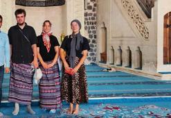 Diyarbakır Ulu Camii’nde erkek turistler, kadınlar için ayrılan etekleri giydi
