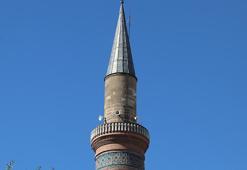 900 yıllık caminin depremde yıkılan minaresindeki kitabede yazanlar okunamıyor