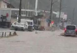 Artvin'de etkili sağanak; heyelanda 6 araç hasar gördü