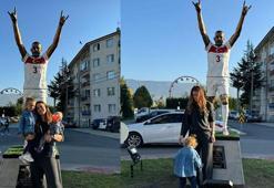 Merih Demiral'ın eşi çocuklarıyla birlikte Bolu'da eşinin heykeli önünde fotoğraf çektirdi