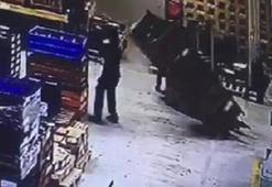 Fabrikada üzerine kasa devrilen işçi yaralandı, kaza anı kamerada