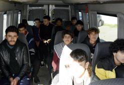 Okul taşıtı görüntüsü verilen minibüste 15 kaçak göçmen yakalandı