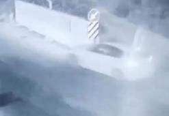 Adana'da beton bariyere çarpan otomobilin sürücüsü öldü; kaza kamerada