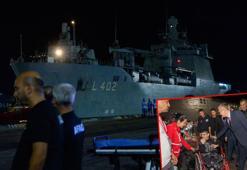 Türk vatandaşlarını taşıyan TCG Bayraktar, Mersin Limanı'na ulaştı