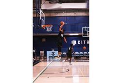 Kani Topuz, UAlbany Great Danes’ta forma giyecek