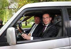 Belediye Başkanı Yazıcıoğlu, Erzincan'da merhum babası Recep Yazıcıoğlu'nun makam aracını kullandı