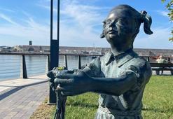 'Atatürk'e çiçek veren kız' heykelinin çiçekleri kırılmış