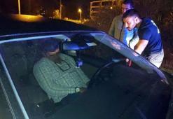 Yolun ortasında, çalışır vaziyetteki otomobilinde sızdı