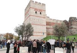 İkbal Uzuner ve Ayşenur Halil için Edirnekapı Surlarında 'Saygı nöbeti'