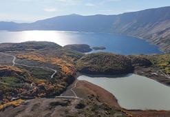 Nemrut Krater Gölü'nde sonbahar güzelliği