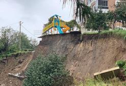 Rize’de, heyelanda sitenin istinat duvarı çöktü