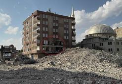 Ağır hasarlı bina, yıkım esnasında yanındaki binanın üzerine düştü
