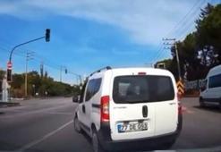 Şerit değiştirmek isterken kazaya neden oldu: 2 kişi yaralandı, o anlar kamerada